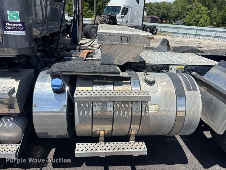 image for item YA4208 2017 Mack CXU613 semi truck
