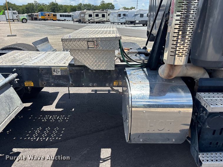 image for item YA4208 2017 Mack CXU613 semi truck