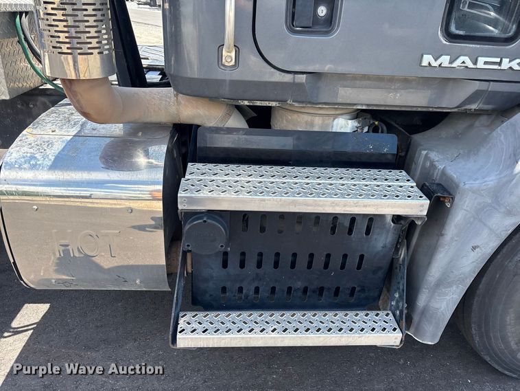 image for item YA4208 2017 Mack CXU613 semi truck