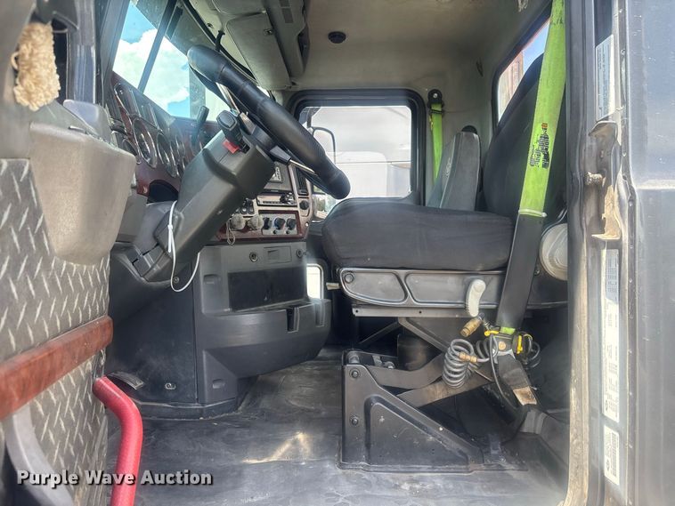 image for item YA4208 2017 Mack CXU613 semi truck