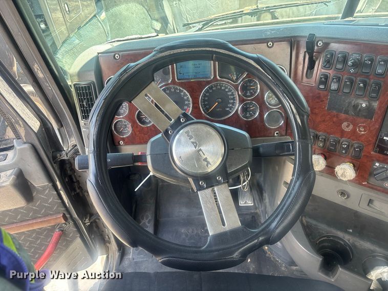 image for item YA4208 2017 Mack CXU613 semi truck