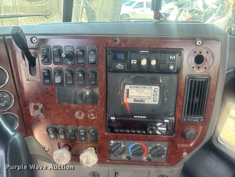 image for item YA4208 2017 Mack CXU613 semi truck