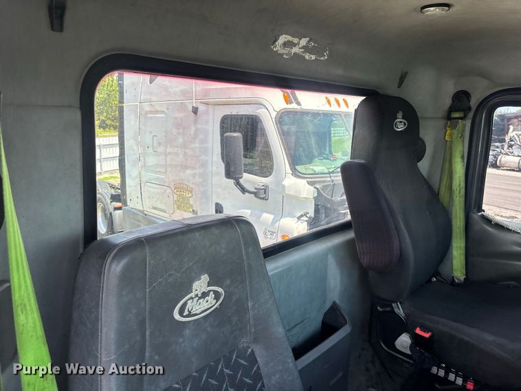 image for item YA4208 2017 Mack CXU613 semi truck