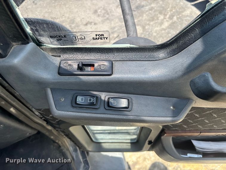 image for item YA4208 2017 Mack CXU613 semi truck
