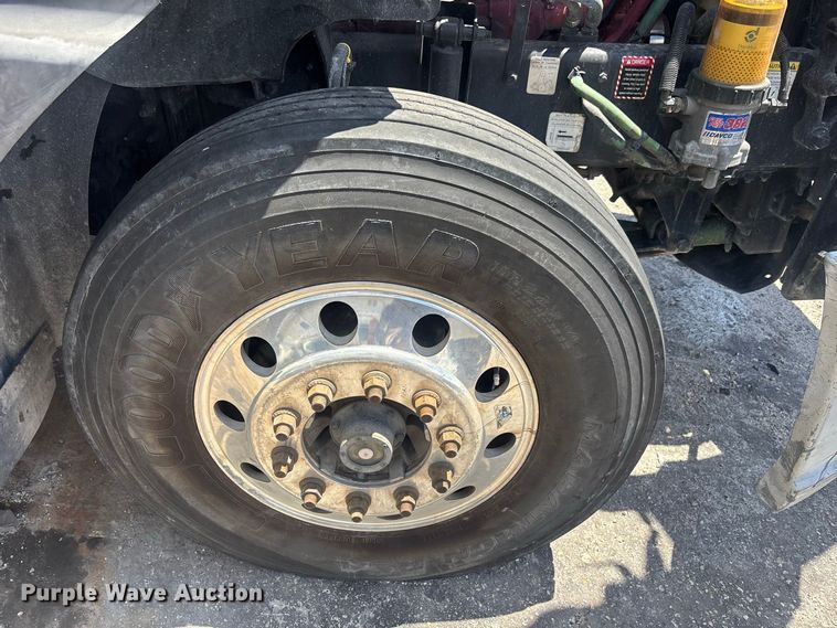 image for item YA4208 2017 Mack CXU613 semi truck