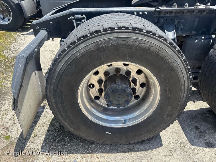 image for item YA4208 2017 Mack CXU613 semi truck