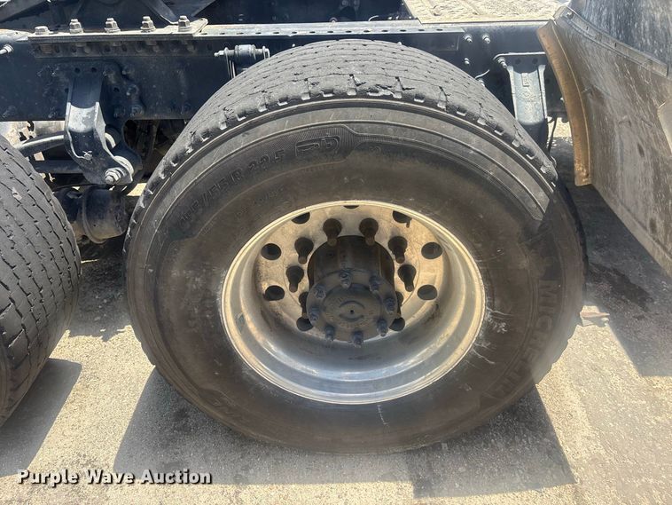 image for item YA4208 2017 Mack CXU613 semi truck