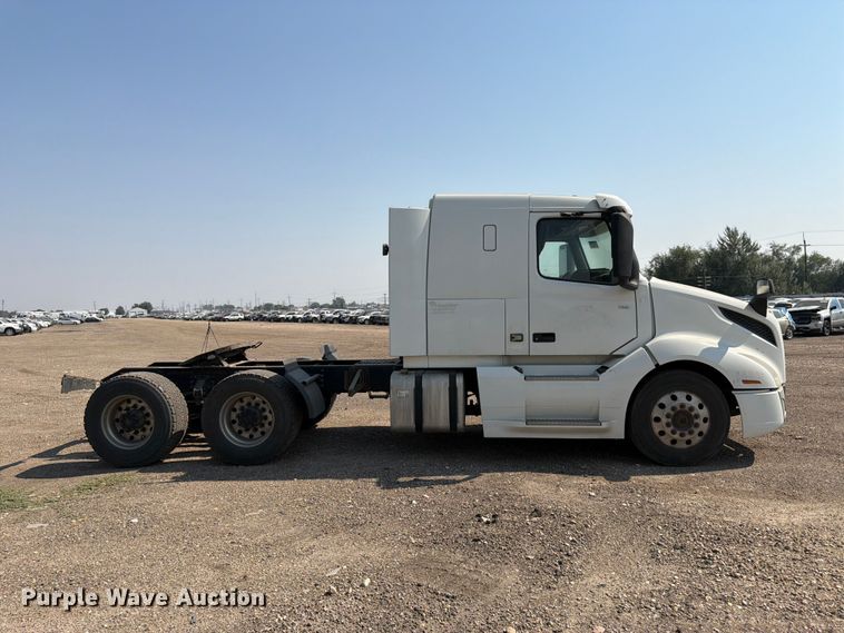 image for item YA4214 2019 Volvo VNL semi truck