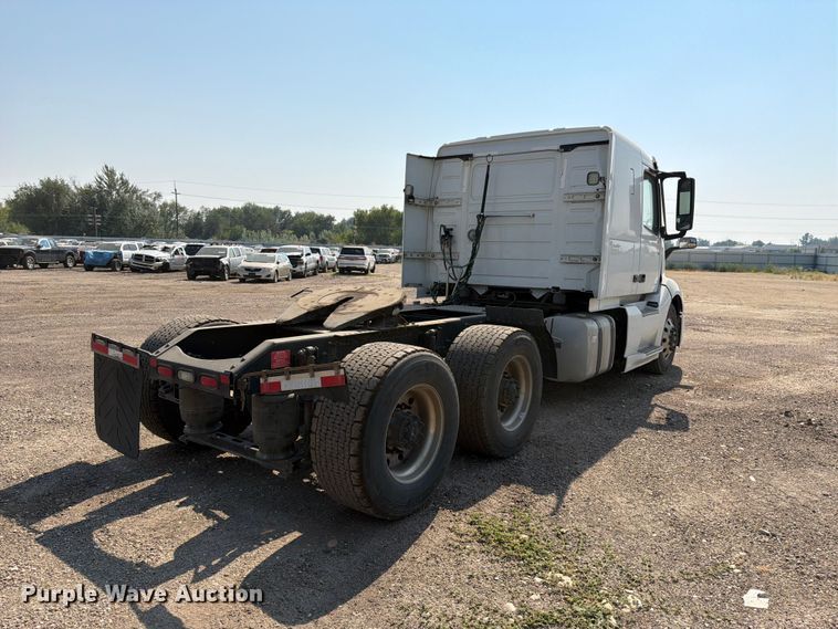 image for item YA4214 2019 Volvo VNL semi truck