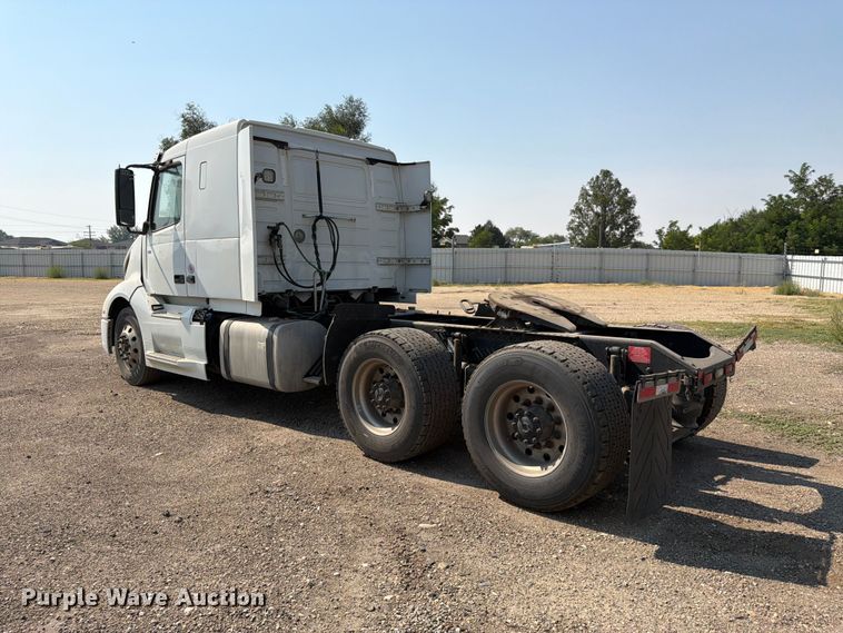 image for item YA4214 2019 Volvo VNL semi truck
