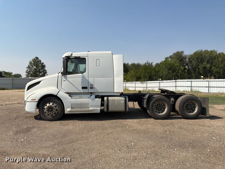image for item YA4214 2019 Volvo VNL semi truck