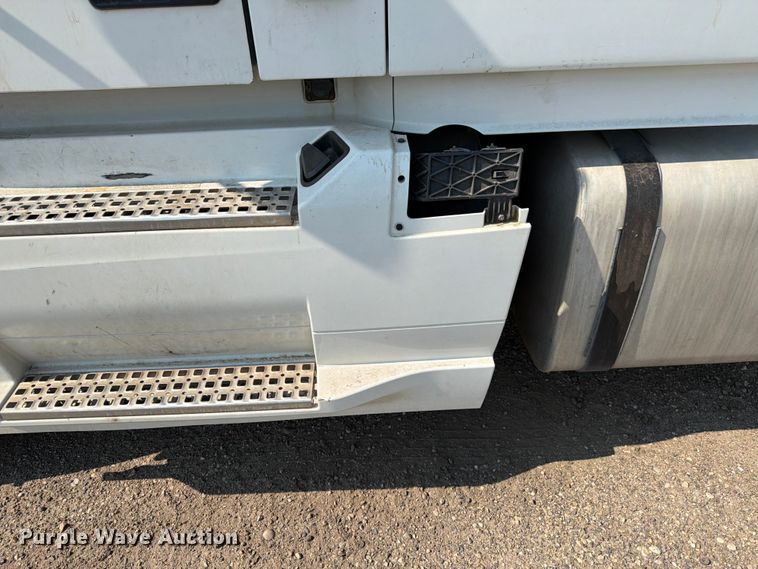 image for item YA4214 2019 Volvo VNL semi truck