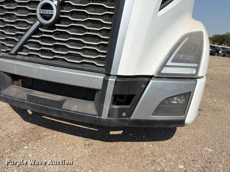 image for item YA4214 2019 Volvo VNL semi truck