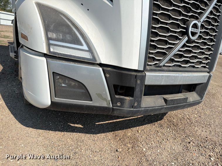 image for item YA4214 2019 Volvo VNL semi truck