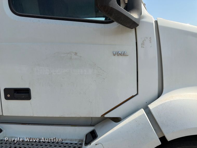 image for item YA4214 2019 Volvo VNL semi truck