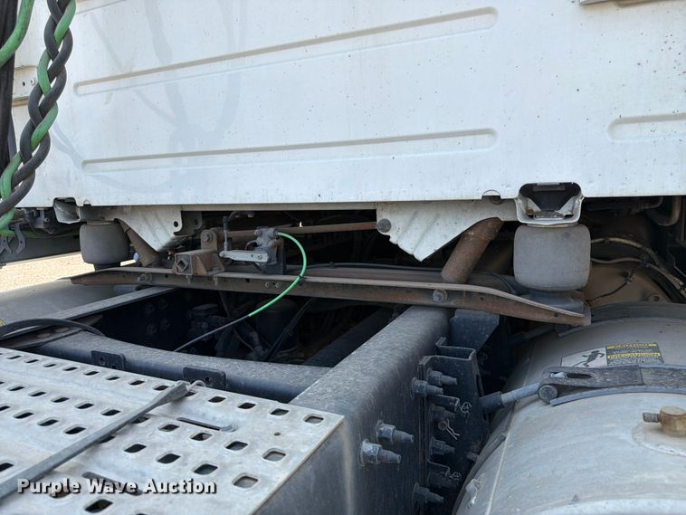 image for item YA4214 2019 Volvo VNL semi truck