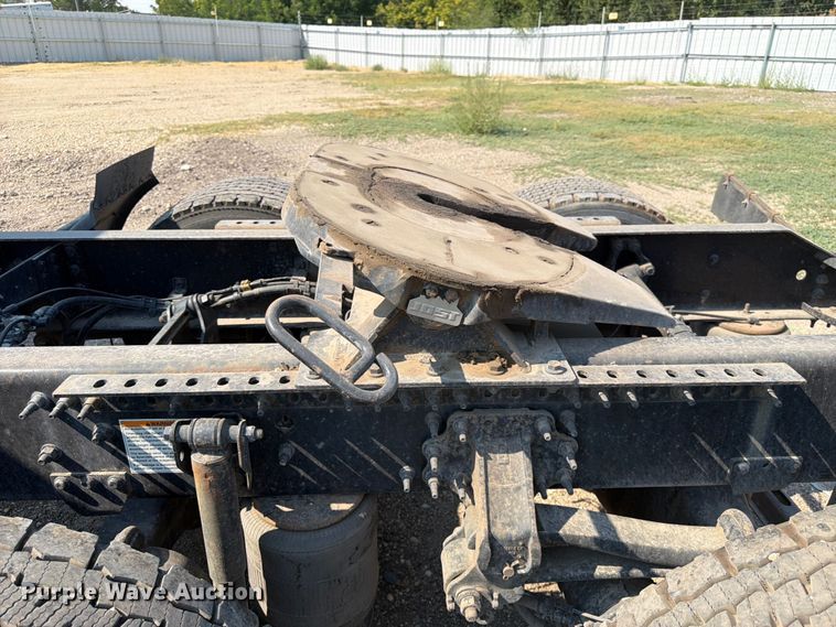 image for item YA4214 2019 Volvo VNL semi truck