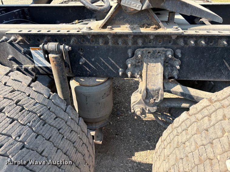 image for item YA4214 2019 Volvo VNL semi truck