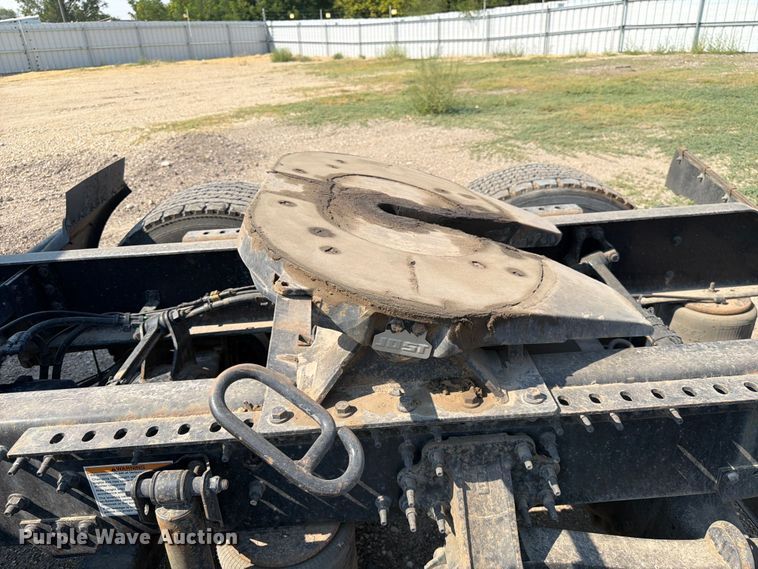 image for item YA4214 2019 Volvo VNL semi truck