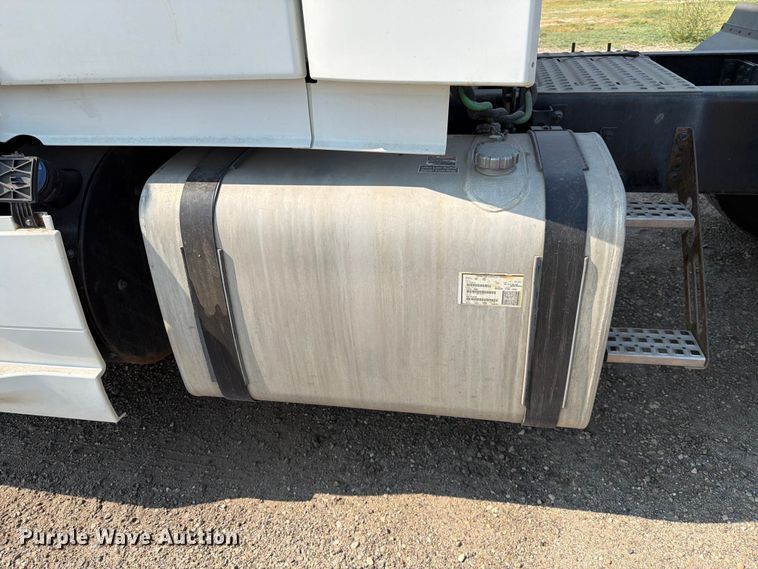 image for item YA4214 2019 Volvo VNL semi truck