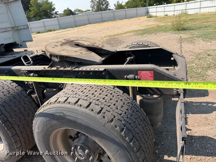 image for item YA4214 2019 Volvo VNL semi truck
