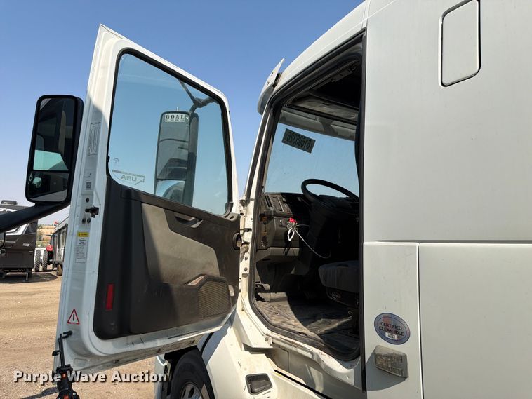 image for item YA4214 2019 Volvo VNL semi truck