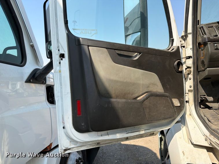 image for item YA4214 2019 Volvo VNL semi truck