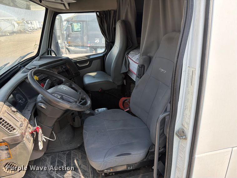 image for item YA4214 2019 Volvo VNL semi truck