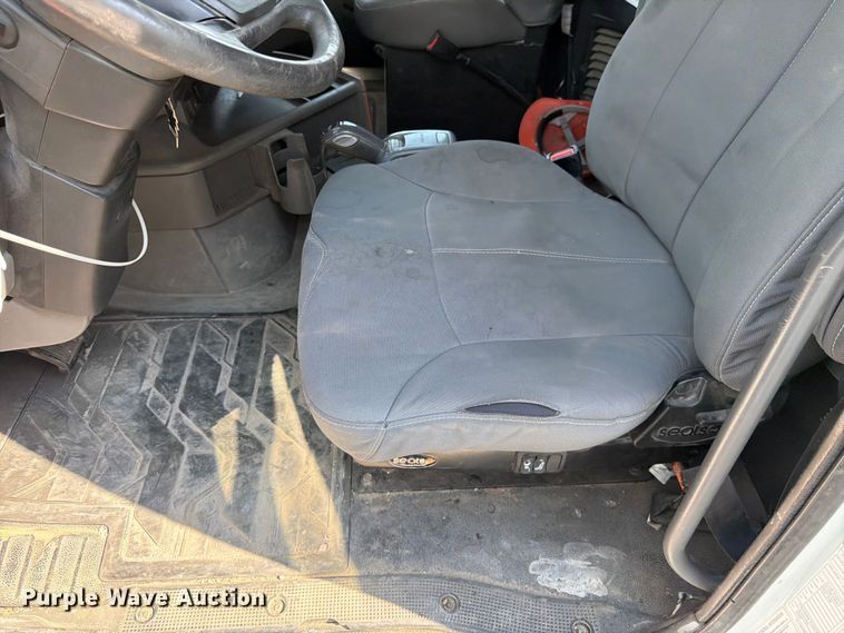 image for item YA4214 2019 Volvo VNL semi truck