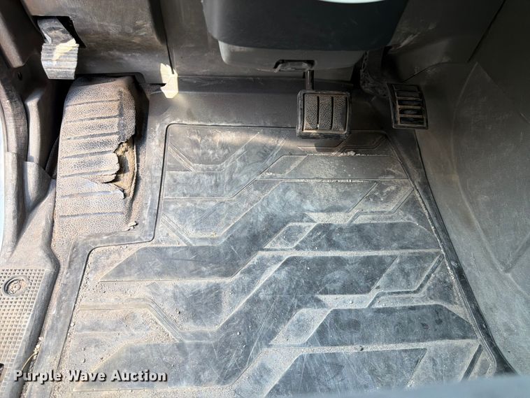 image for item YA4214 2019 Volvo VNL semi truck
