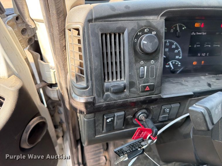 image for item YA4214 2019 Volvo VNL semi truck