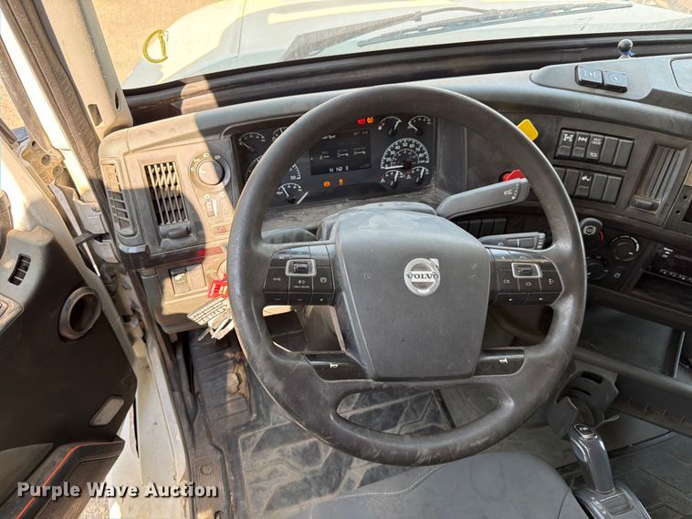 image for item YA4214 2019 Volvo VNL semi truck