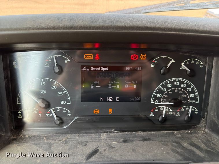 image for item YA4214 2019 Volvo VNL semi truck
