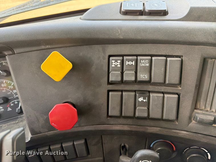 image for item YA4214 2019 Volvo VNL semi truck