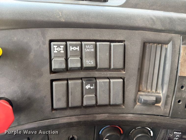 image for item YA4214 2019 Volvo VNL semi truck