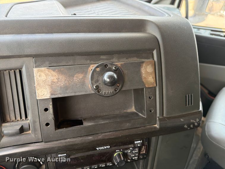 image for item YA4214 2019 Volvo VNL semi truck