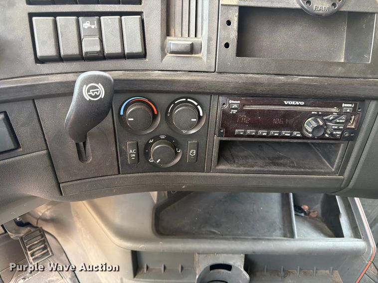 image for item YA4214 2019 Volvo VNL semi truck