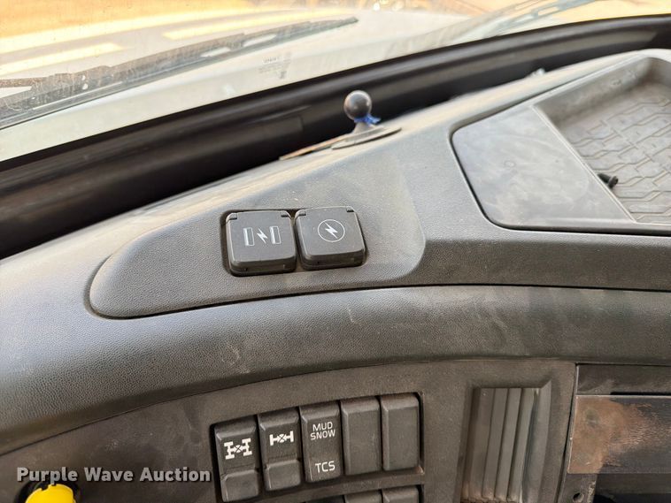 image for item YA4214 2019 Volvo VNL semi truck