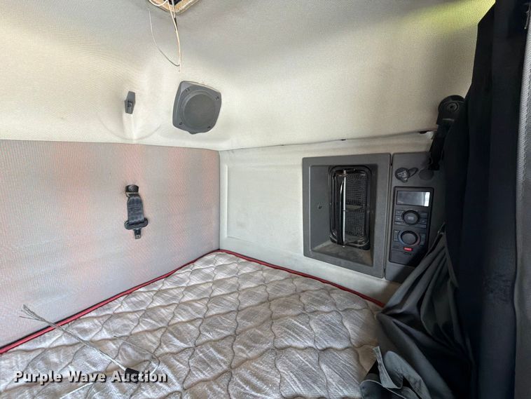 image for item YA4214 2019 Volvo VNL semi truck