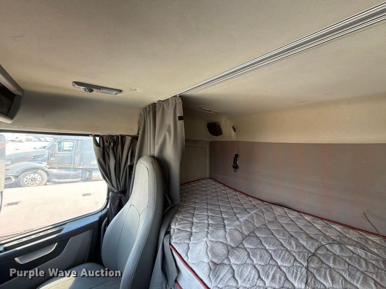 image for item YA4214 2019 Volvo VNL semi truck