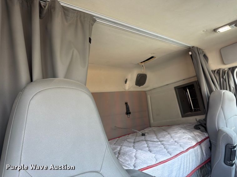 image for item YA4214 2019 Volvo VNL semi truck