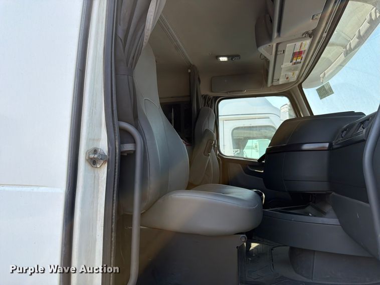 image for item YA4214 2019 Volvo VNL semi truck