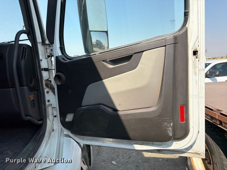 image for item YA4214 2019 Volvo VNL semi truck