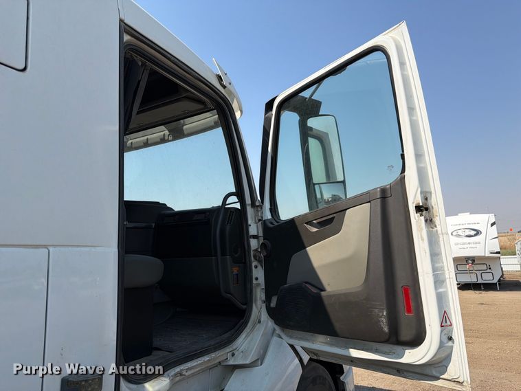 image for item YA4214 2019 Volvo VNL semi truck