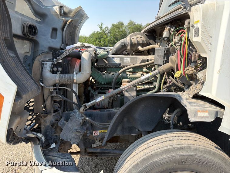 image for item YA4214 2019 Volvo VNL semi truck