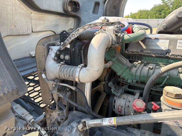 image for item YA4214 2019 Volvo VNL semi truck