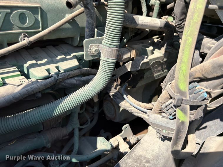 image for item YA4214 2019 Volvo VNL semi truck