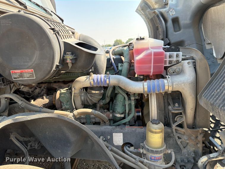 image for item YA4214 2019 Volvo VNL semi truck