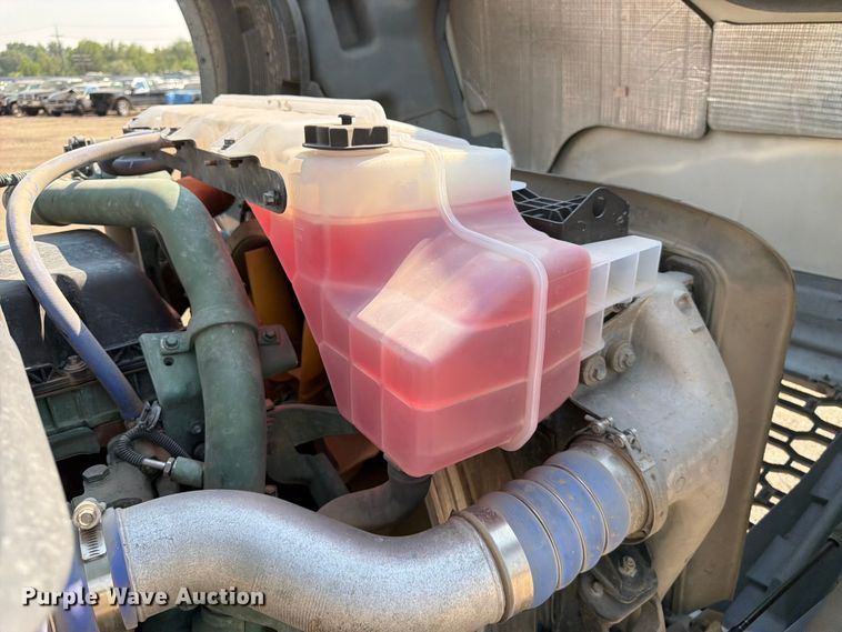 image for item YA4214 2019 Volvo VNL semi truck