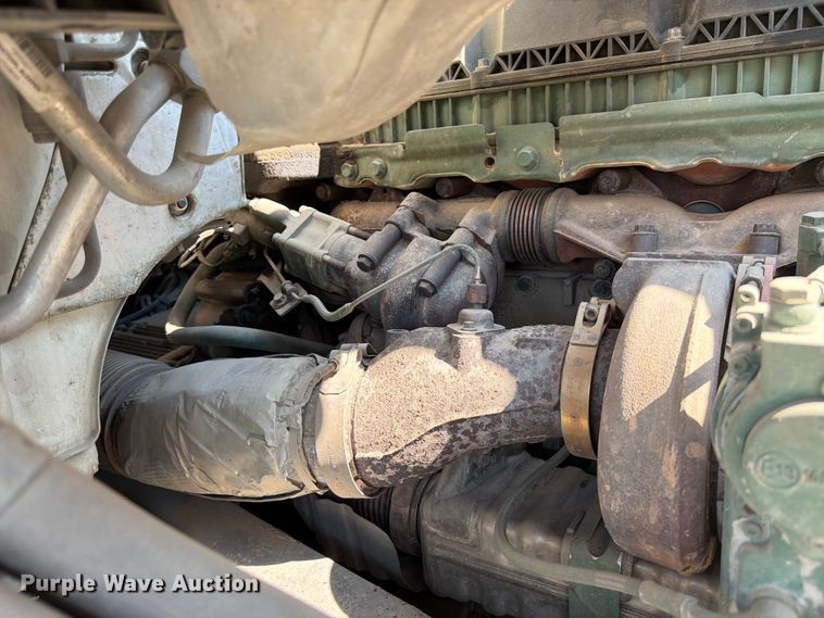 image for item YA4214 2019 Volvo VNL semi truck
